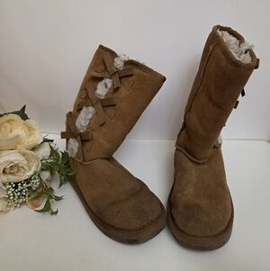 Koolaburra by UGG® Kids Victoria Short Boot (Toddler). Suede upper adorned with